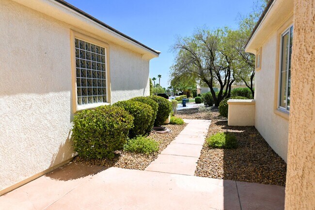 Building Photo - Siena Golf Course Home for Rent! Amazing 55+ Community!