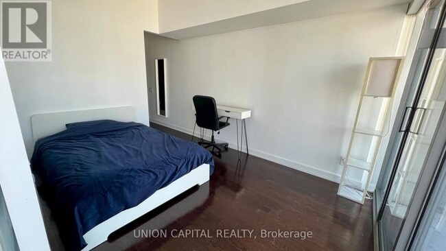 Building Photo - 33 Charles St E