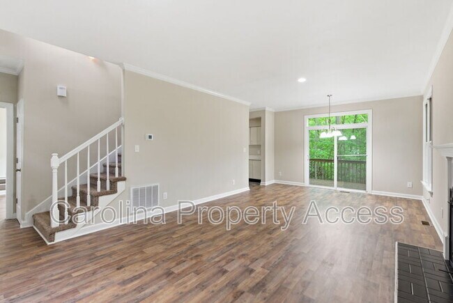 Building Photo - 102 Markham Dr