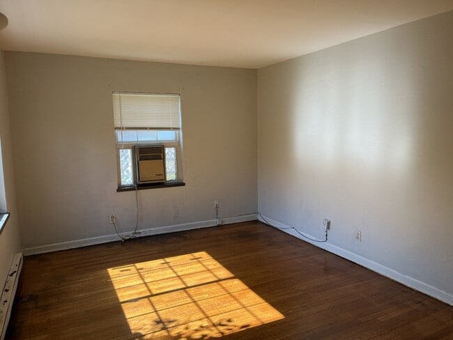 Building Photo - 539 Hadley Ave