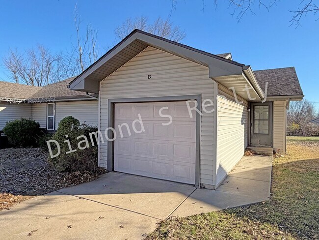 Foto del edificio - Spacious 2 Bedroom Duplex with Huge Parklike Backyard!