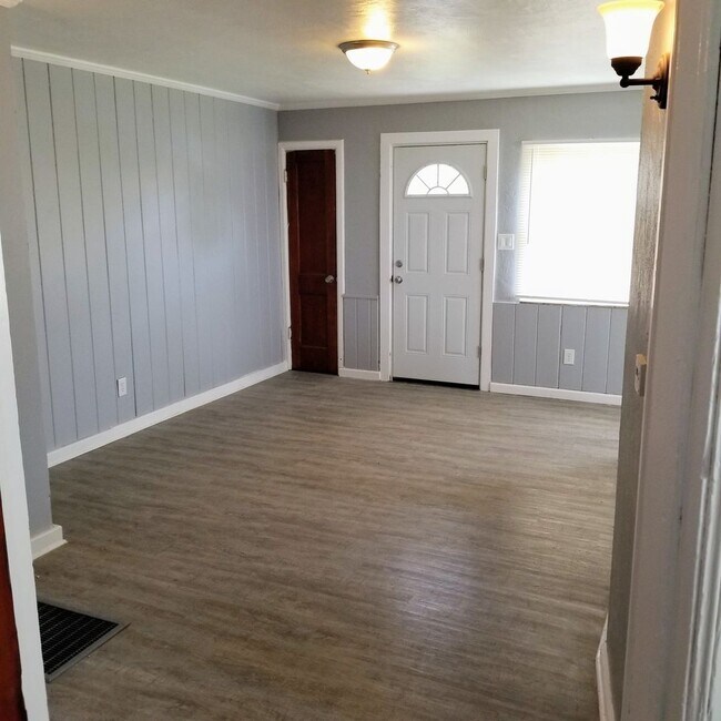 Foto del edificio - 396-398 South Powell Avenue