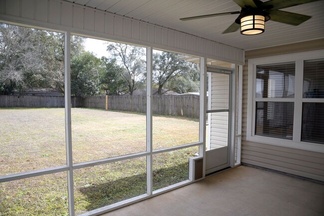 Building Photo - Central Niceville home w/ lawncare included!