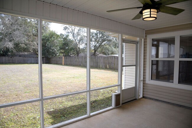 Foto del edificio - Central Niceville Home with Lawncare Included!