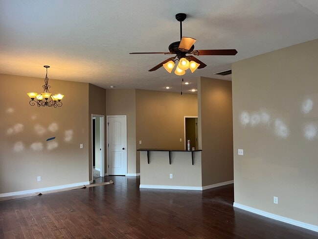 Building Photo - Beautiful 3 bed, 2 bath all-brick home in ...