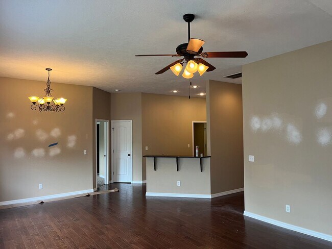 Foto del edificio - Beautiful 3 bed, 2 bath all-brick home in ...