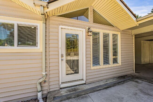 Building Photo - Five-bedroom in Kent, Scenic Hill Neighbor...