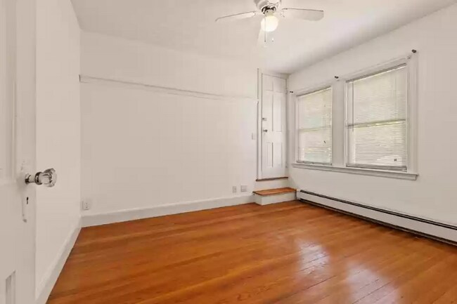 Foto del edificio - 4 Horn Pond Brook Rd
