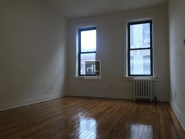 Building Photo - Beautiful 1.5 Bedroom Apartment