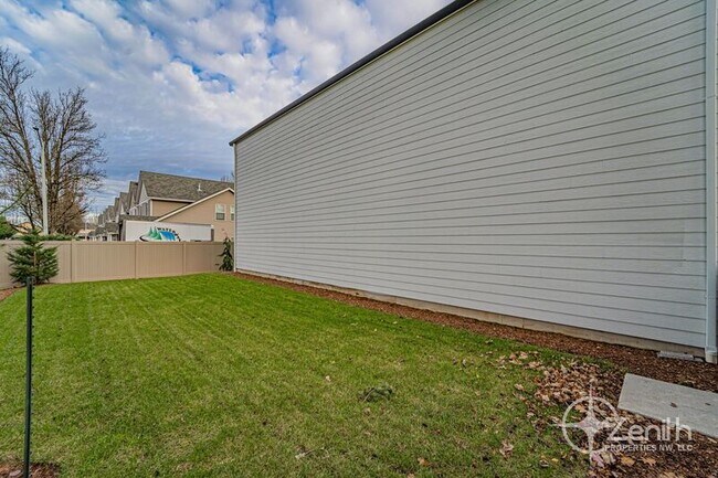 Building Photo - 16304 NE 21st St