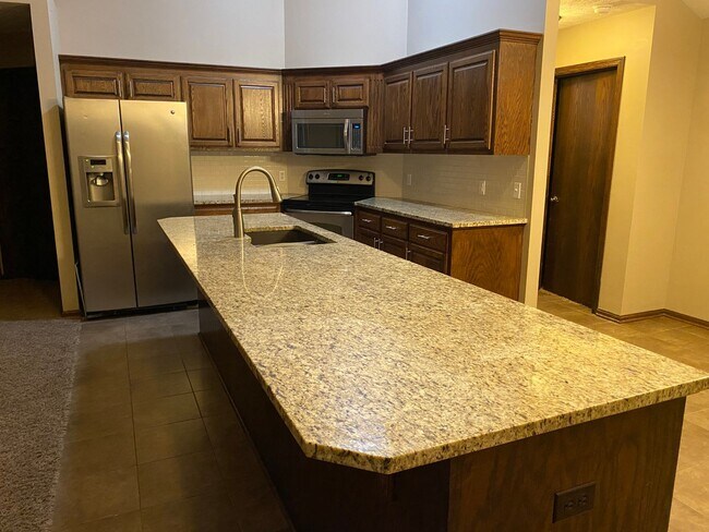 Building Photo - Gorgeous Elkhorn 4 Bed 3 Bath Home!