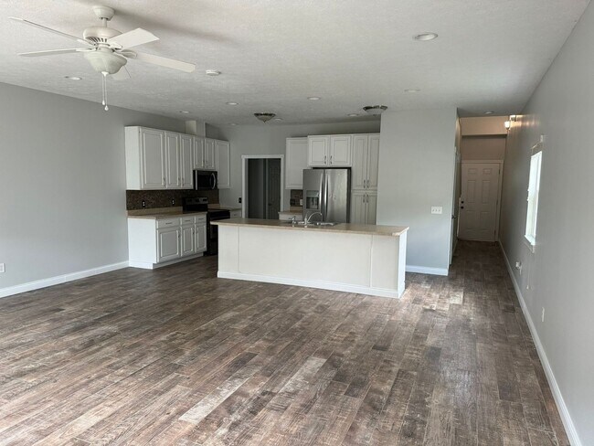 Building Photo - 3 Bedroom Townhome in Bloomington