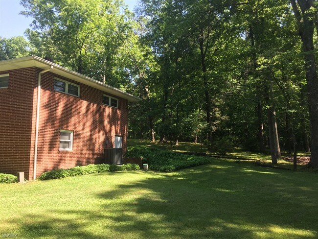 Building Photo - 2820 Fairlawn Rd