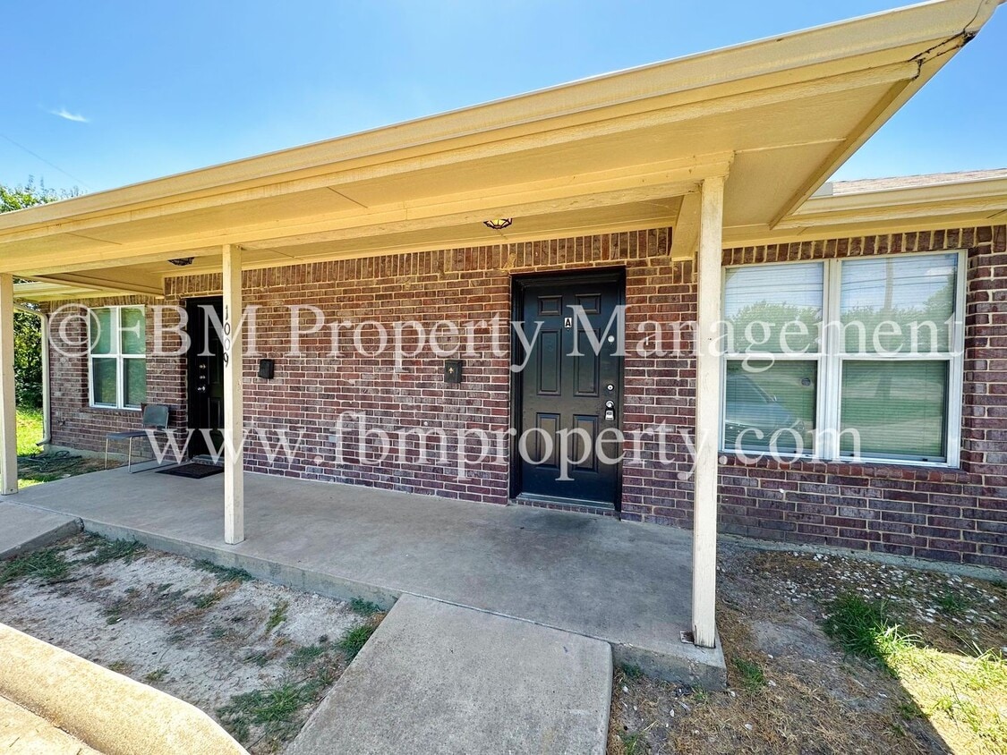 Primary Photo - 1009 SW Main St