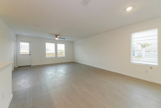 Building Photo - 100 Wren Wy