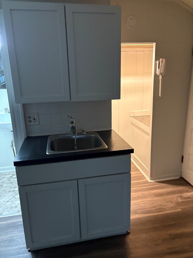 Building Photo - Walk to Downtown Birmingham - Studio Apartment
