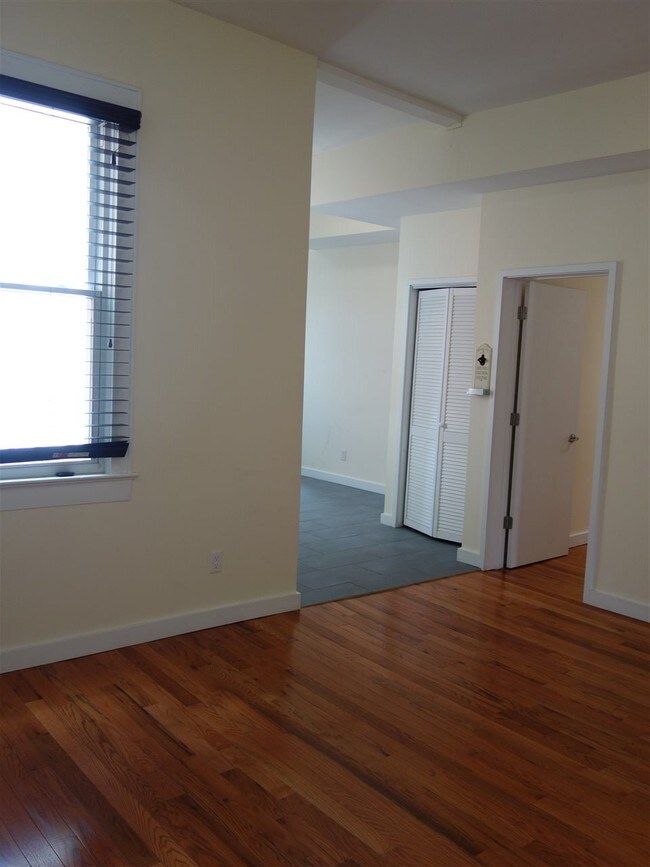 Building Photo - 340 7th St