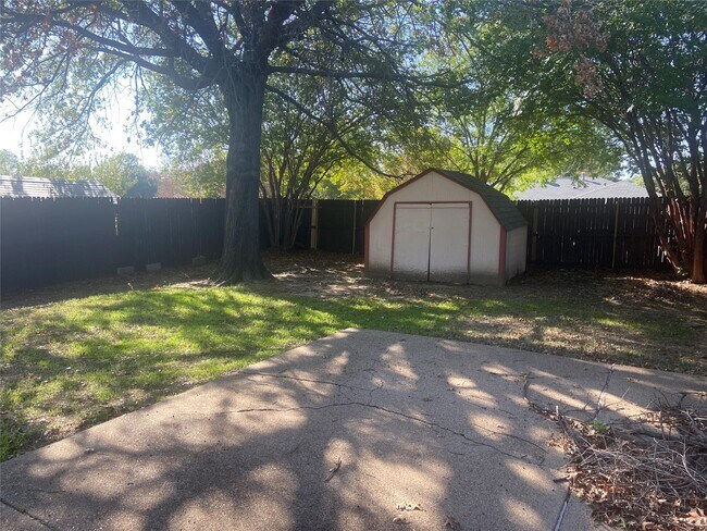 Building Photo - 914 Summer Trl