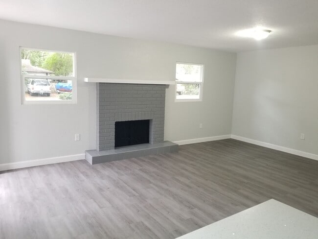 Building Photo - Three-Bedroom Home Near Lake Howard in Win...