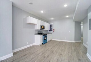 Building Photo - 76 Highland Ave
