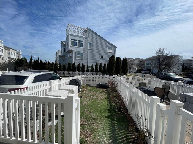 Building Photo - 162 Commodore Cir E