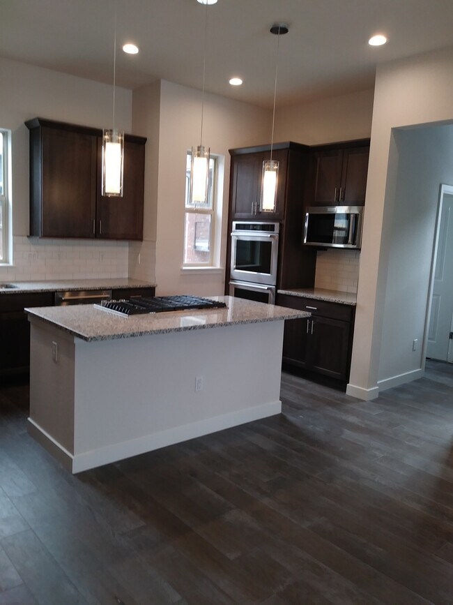 Building Photo - Executive Rental in Prestigious Crestmoore...