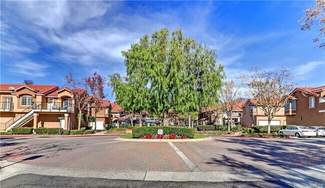 Foto del edificio - 2 Bed, 2 Bath Upper End Unit in Beautiful ...