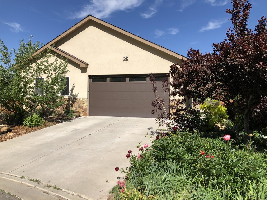 Foto principal - 123 Cedar Ridge Way