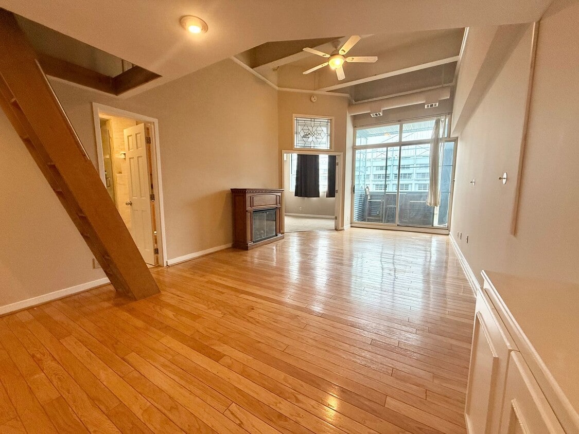 Primary Photo - Rarely Available End-Unit Condo with Bridg...