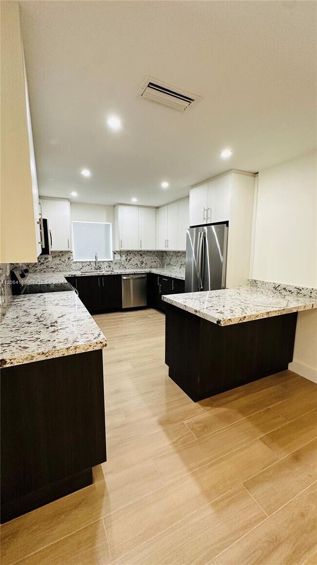 Building Photo - 4120 SW 69th Ave