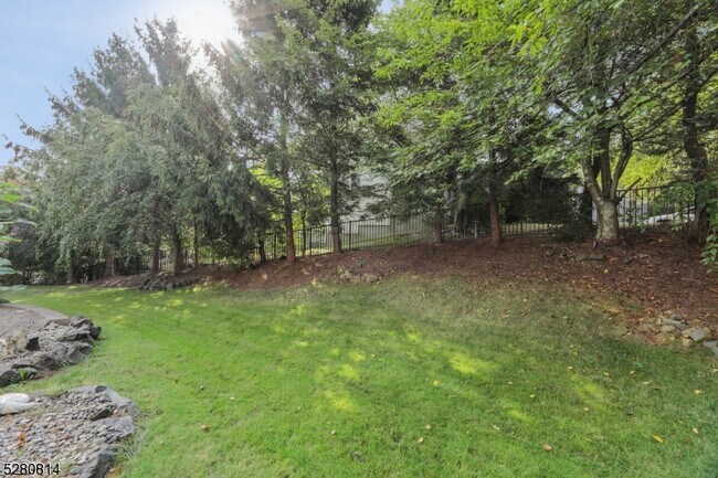 Foto del edificio - 2 Bedford Dr