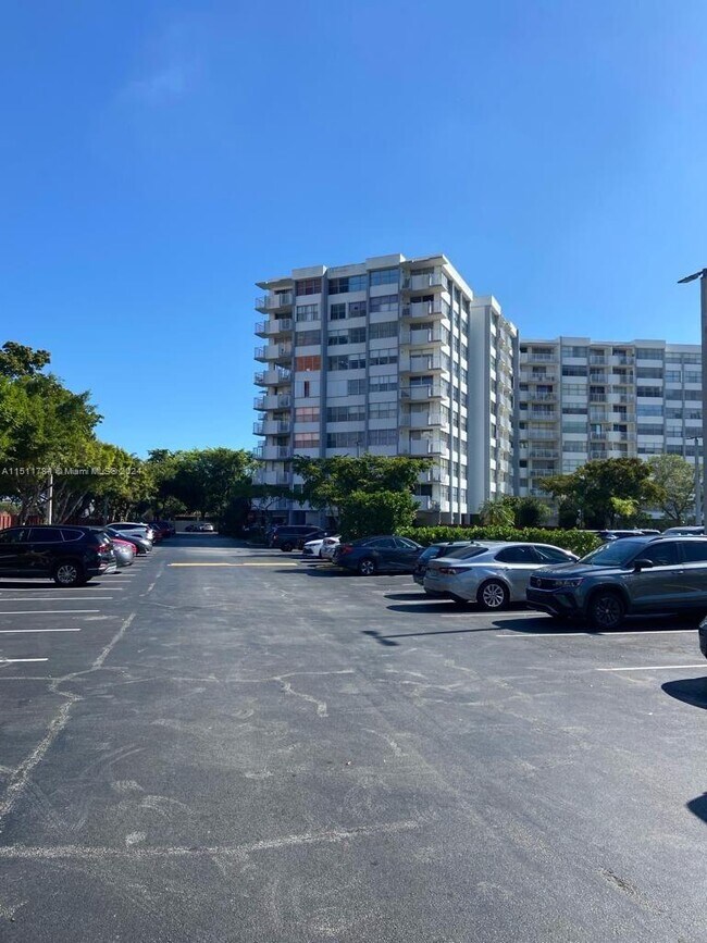 Foto del edificio - 1300 NE Miami Gardens Dr