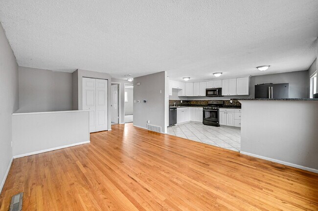 Building Photo - $1,895.00, 3 bed, 2 bath located in Fountain