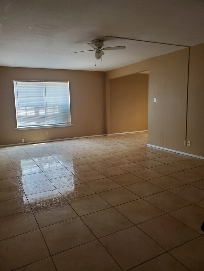 Building Photo - Oaks of Sam Houston