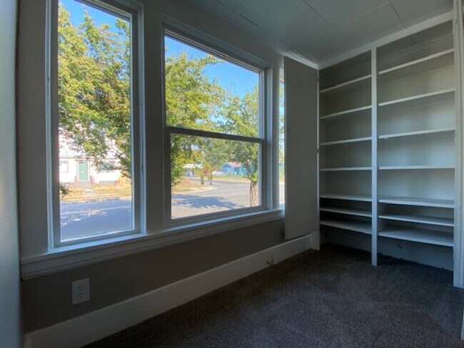 Foto del edificio - 730 E Bridgeport Ave