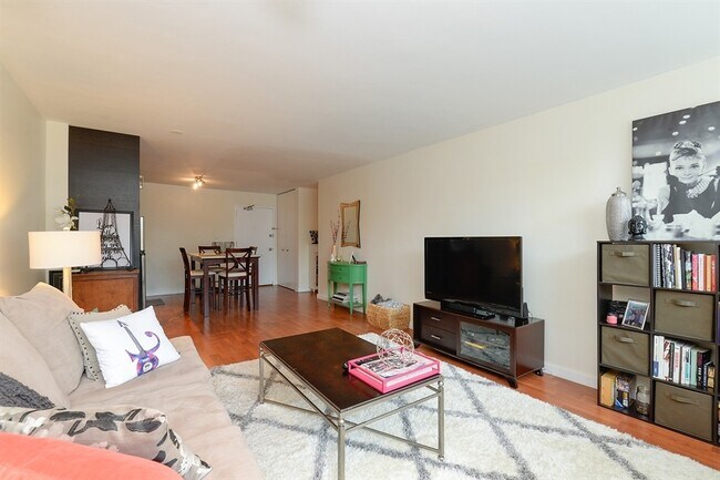 Foto del edificio - 555 W Cornelia Ave