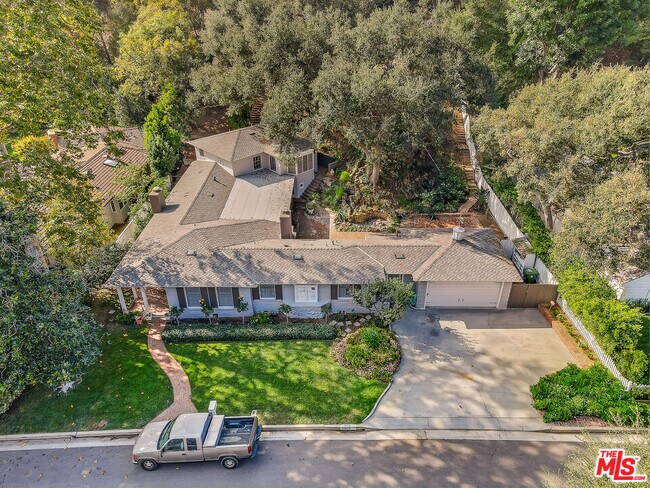 Building Photo - 905 Moraga Dr