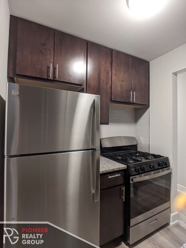 Building Photo - 546 W Surf St