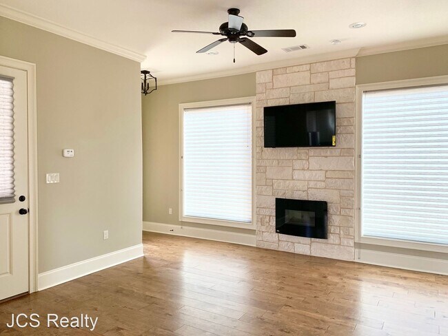 Building Photo - 3 br, 2.5 bath House - 2807 Village Meadow...