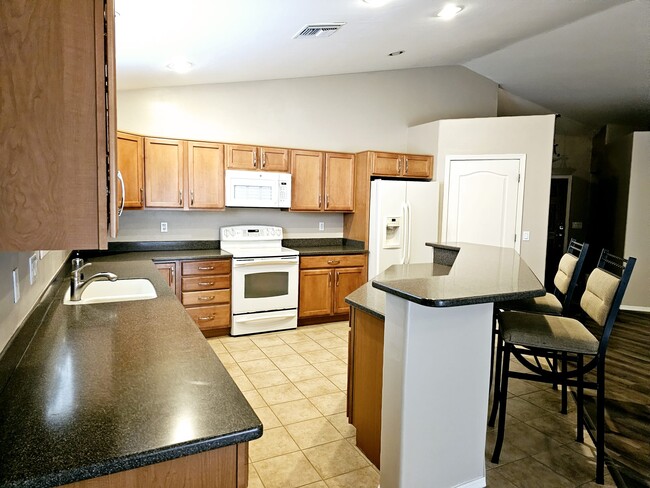 Cocina con mucho espacio de almacenamiento. - 11063 W Coppertail Dr