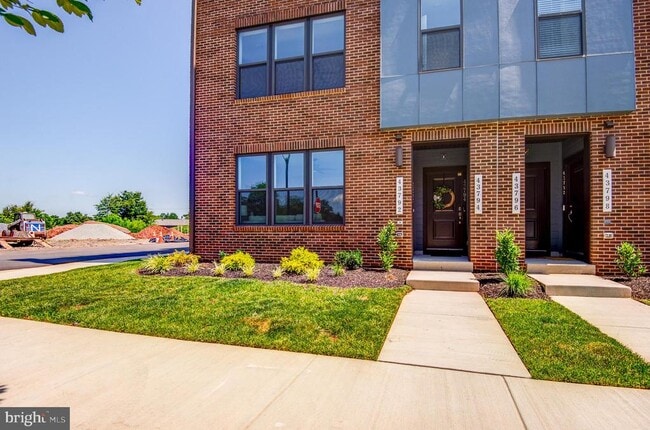 Building Photo - 43792 Middleway Ter