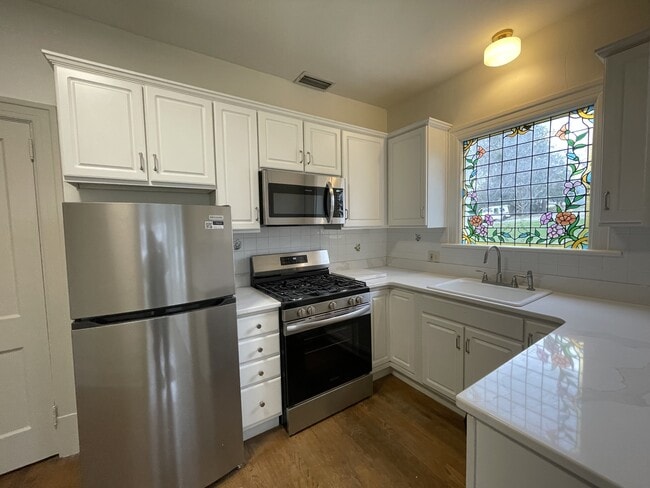 Foto del edificio - 3417 Plymouth Pl