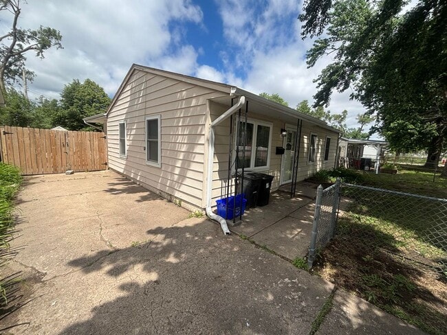 Building Photo - 3-bedroom, 2 bath house available now