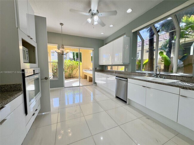 Foto del edificio - 3728 NE 208th Terrace