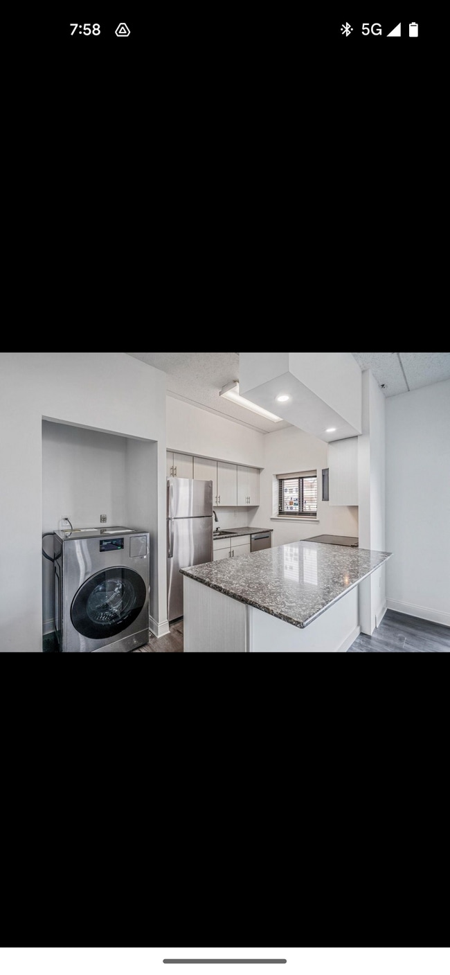 Building Photo - 725 Miller Ave