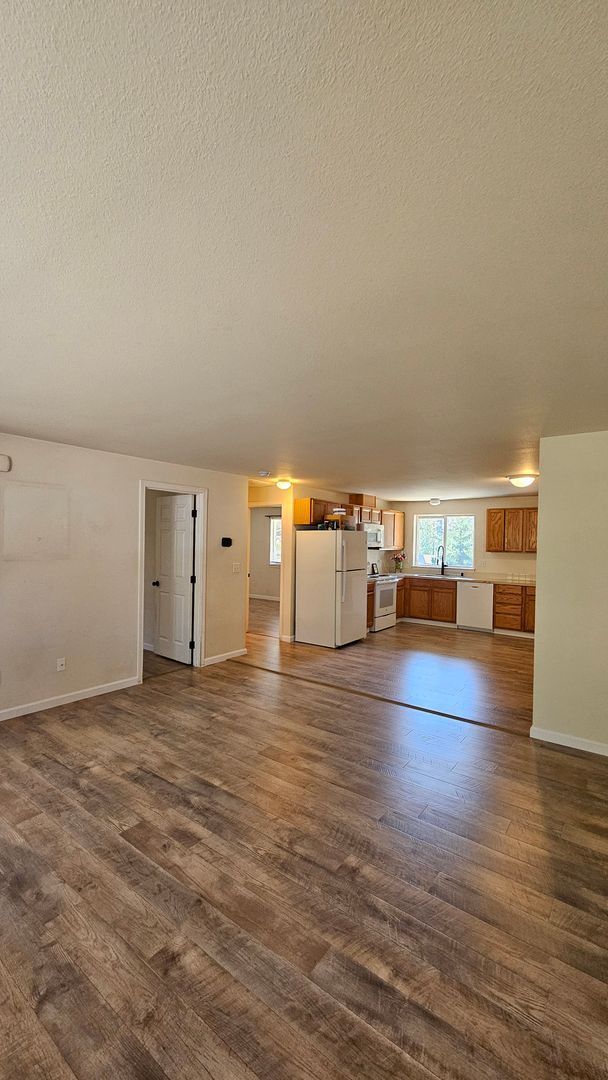 Foto del edificio - Spacious Duplex with large fenced yard