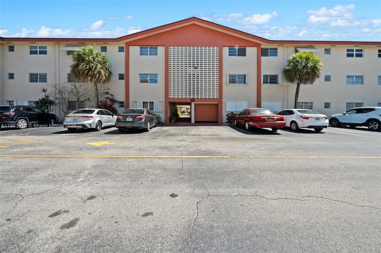 Foto principal - 5300 Washington St