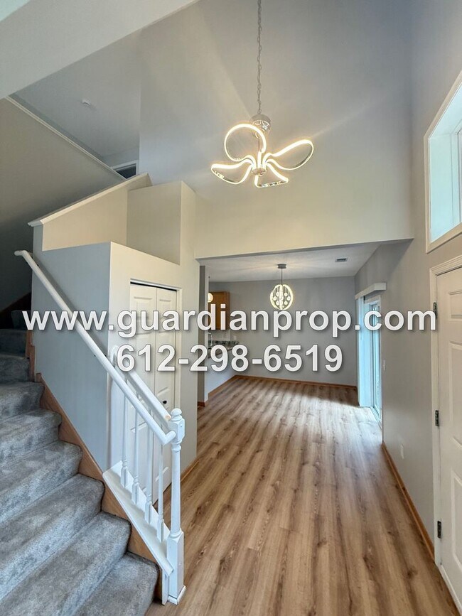 Foto del edificio - End Unit Townhouse Available Now, Loft Are...
