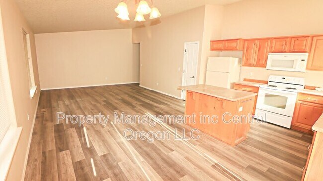 Foto del edificio - 16489 Riley Dr