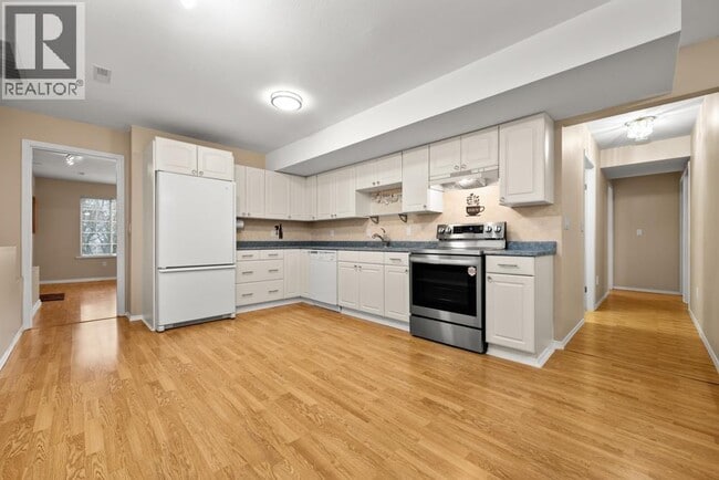 Building Photo - 2637 Panorama Dr